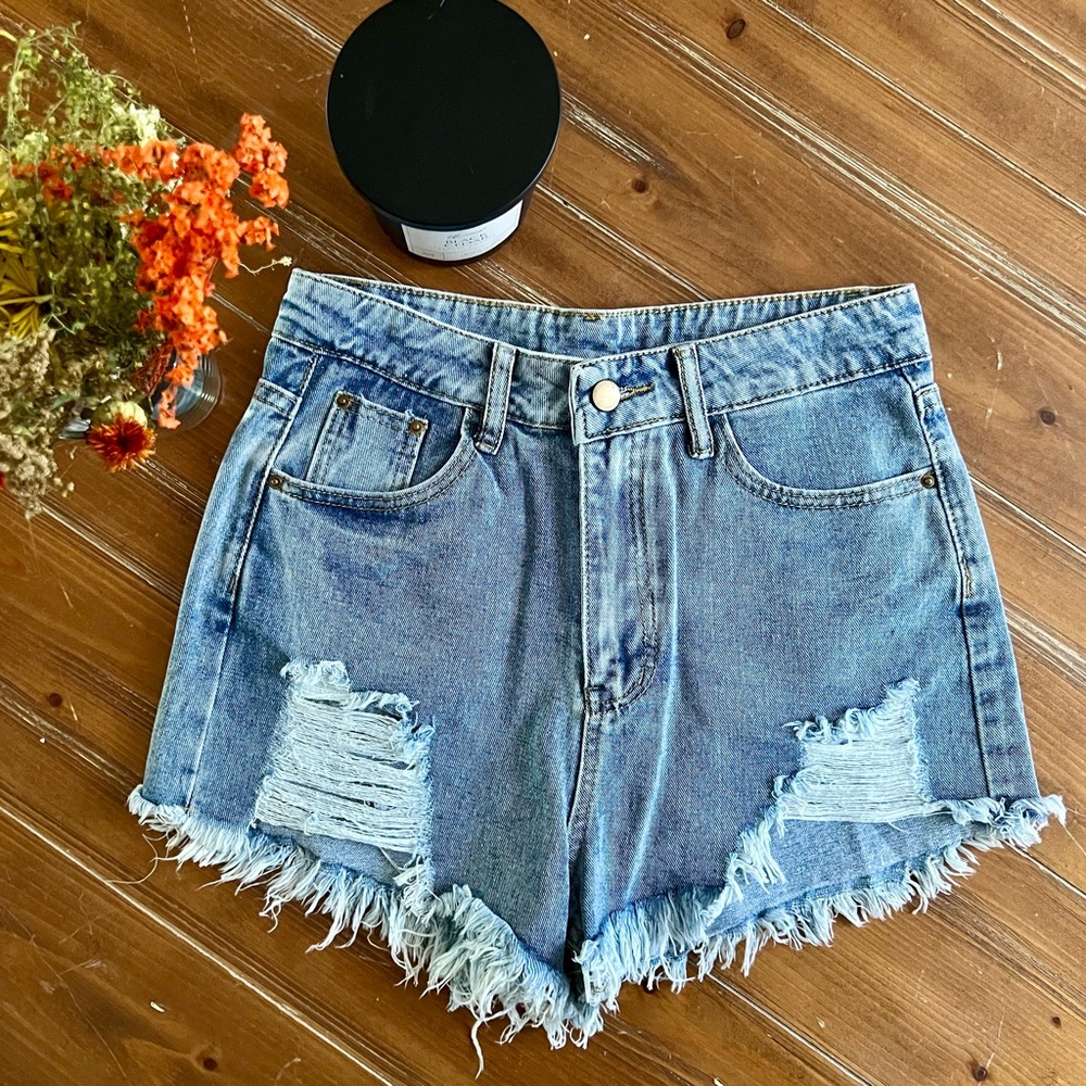 ❤️ NEW Distressed Fray Denim Blue Jean Shorts ❤️